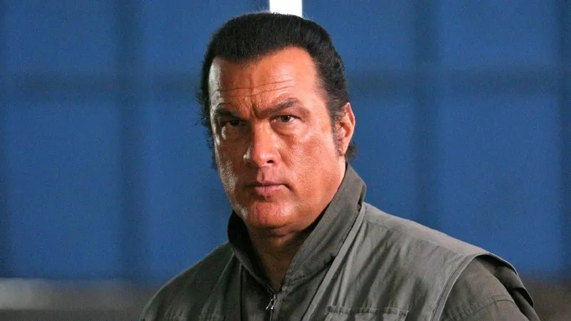 "Recibimos 450.000 llamadas de todo el mundo": Steven Seagal (74) está convencido de que él merecía el papel principal en este éxito de taquilla de Tom Cruise