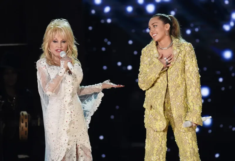 Miley Cyrus llora a su madrina Dolly Parton: ‘Tengo un ángel a mi lado’