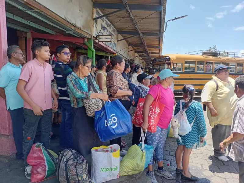 Familias aprovechan vacaciones patrias para viajar a sus departamentos