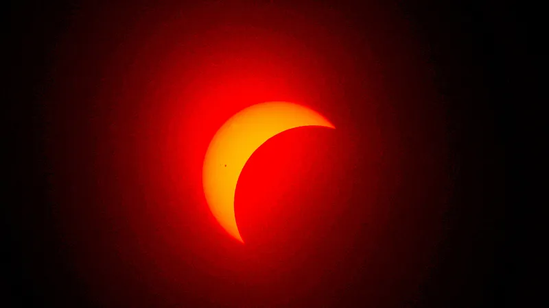 Un fugaz 'rayo verde' en la oscuridad total: el extraño fenómeno que pocos verán durante el próximo eclipse