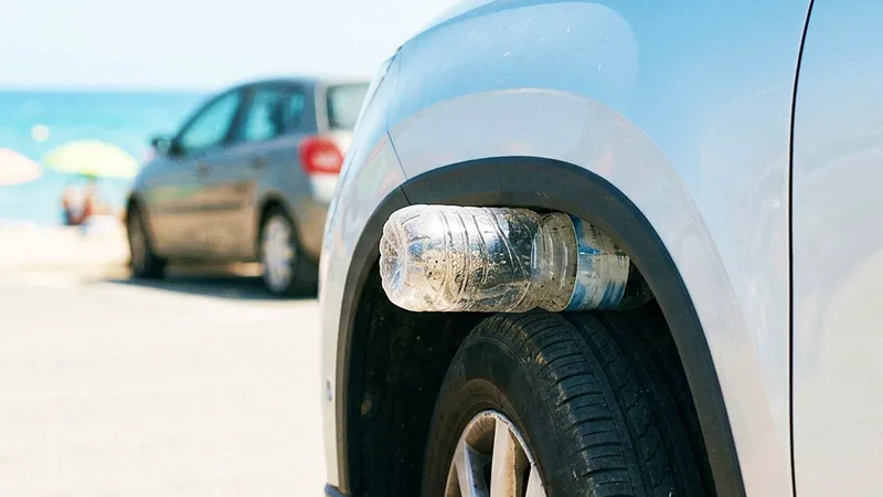 El timo de la botella y la rueda; así funciona el engaño playero que puede dejarte sin el coche y sin tus pertenencias