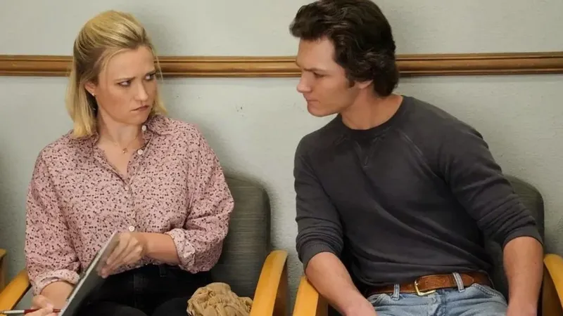 Emily Osment, de 'El joven Sheldon', solicitó un coordinador de intimidad para trabajar con Montana Jordan, 12 años menor: "Él era un bebé"