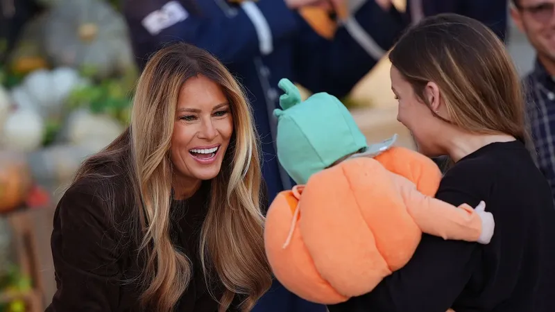 Melania Trump se rinde ante los tiernos disfraces de Halloween en la Casa Blanca
