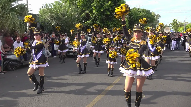 Estudiantes del Distrito VI participan en el IV desfile en honor a la patria