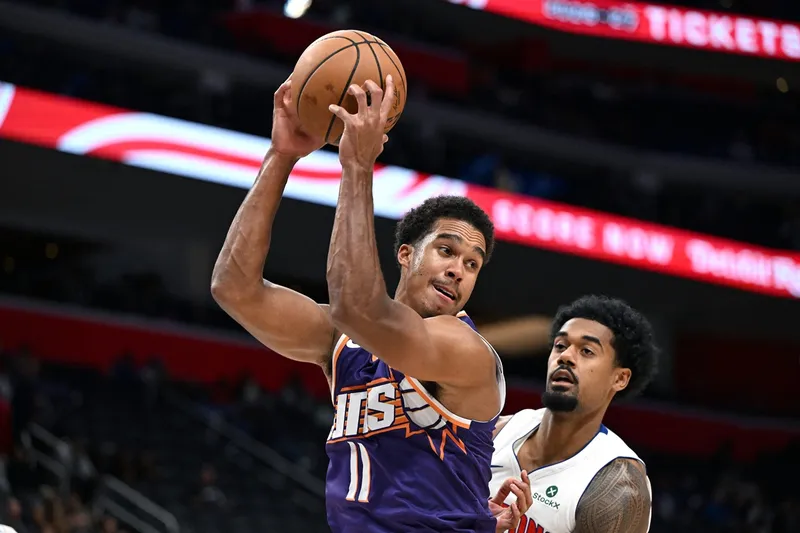 Oso Ighodaro extiende su contrato con Phoenix