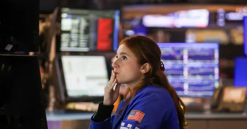 Wall Street cae ante la venta masiva de bonos a nivel global y el salto del petróleo