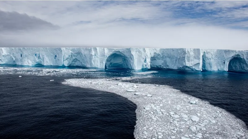 Descubren una gigantesca estructura geológica bajo el hielo de la Antártida oriental
