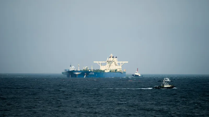 Bloomberg: Los armadores reciben con cautela el plan para reabrir el estrecho de Ormuz