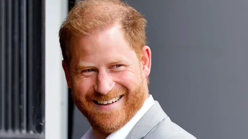 El príncipe Harry reafirma su promesa al planear un salto en paracaídas ocho días después de su mudanza real