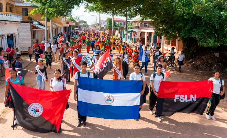Juventud Sandinista saluda a Julio Victorioso en las calles de Bilwi