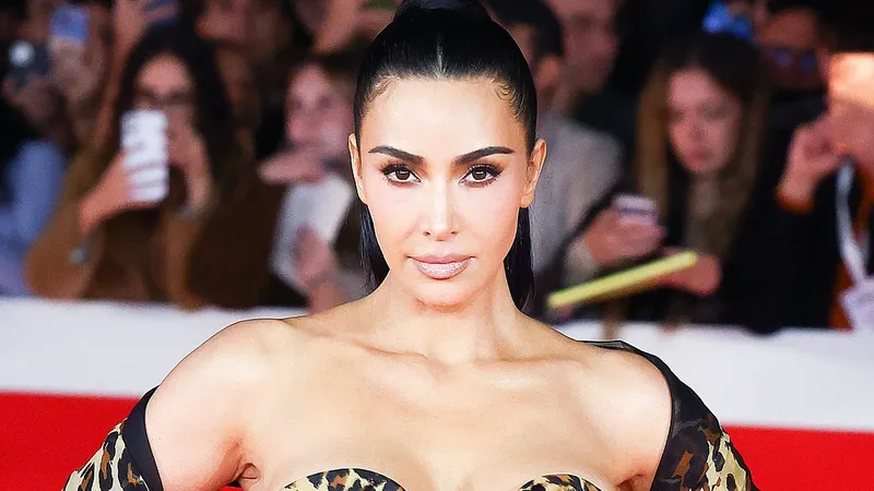 Kim Kardashian luce el icónico collar de esmeraldas de Elizabeth Taylor en Roma