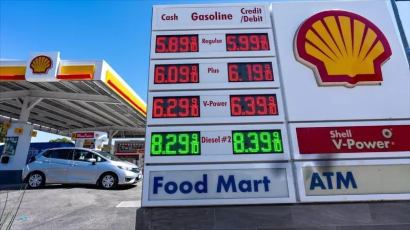 Irán: Bessent debe preocuparse por precios del combustible y escasez en EEUU