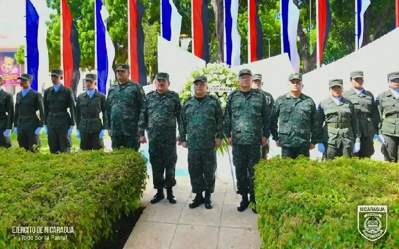 Ejército de Nicaragua coloca ofrenda floral en mausoleo del Comandante Carlos Fonseca