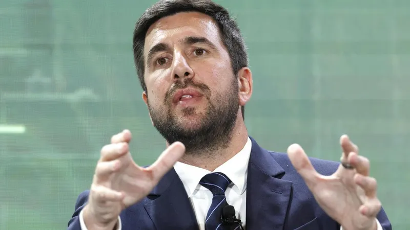 Enrique Riquelme comunica que se presenta a las elecciones del Real Madrid