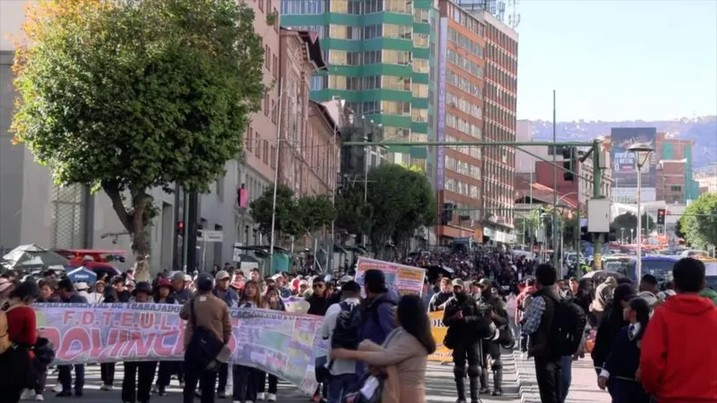 Maestros continúan en las calles contra los ajustes del FMI en Bolivia