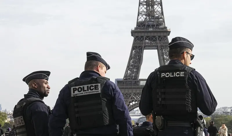 Arrestan a un hombre por colgar bandera de EEUU en la Torre Eiffel
