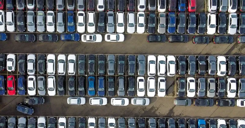 Dólar barato, incertidumbre y contradicción: en Colombia se compra carro, pero no vivienda