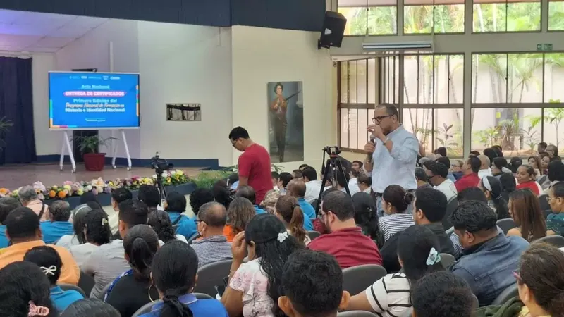 Más de 60,000 educadores culminan curso de Historia e Identidad