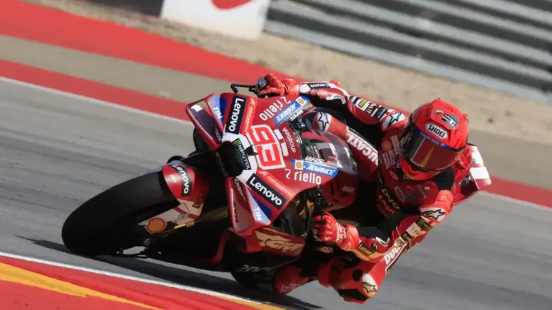 Marc Márquez saca su martillo para llevarse el primer asalto en Aragón