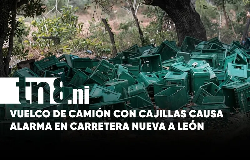 Camión cargado de cajillas termina volcado en Carretera Nueva a León