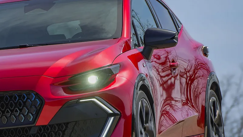 Por 23.300 € con un gasto de 4,2 l/100 km: este coche híbrido francés sin enchufes es una compra inteligente