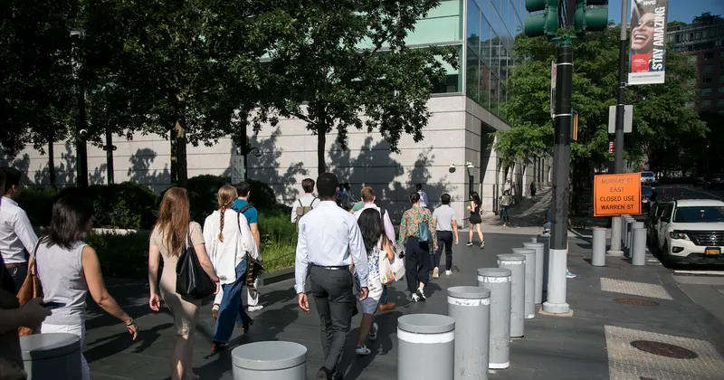 Jóvenes de EE.UU. se vuelven más escépticos ante la IA por temor a perder empleos