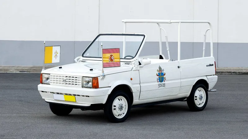 En 1982, y en solo 15 días, Seat fabricó un Papamóvil para Juan Pablo II a partir del precursor de este coche eléctrico, que le sirvió para moverse por Madrid