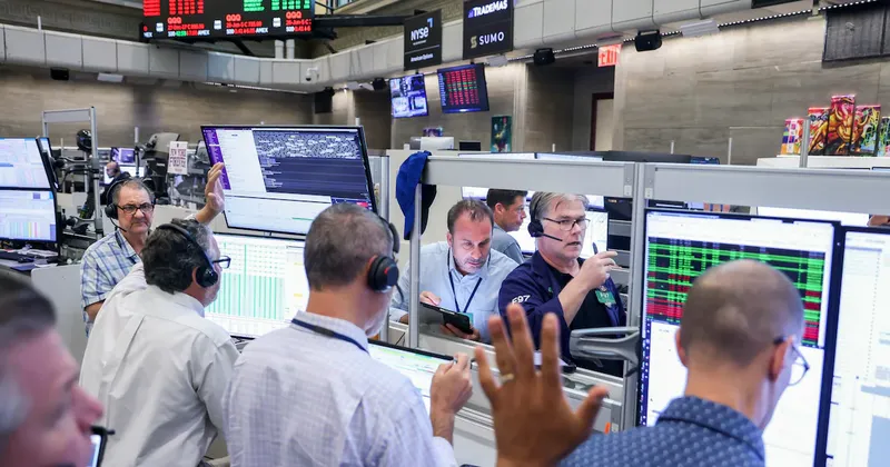Wall Street opera con cautela mientras espera a la Fed y el petróleo sigue abajo de US$80