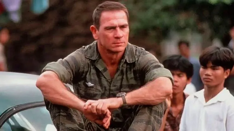 Hoy en Prime Video: Tommy Lee Jones durante la la guerra de Vietnam en una película de Oliver Stone, dando como resultado una gran película injustamente olvidada