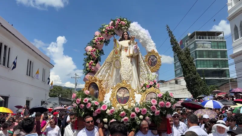 Feligreses acompañan multitudinaria procesión en honor a la Virgen de la Merced