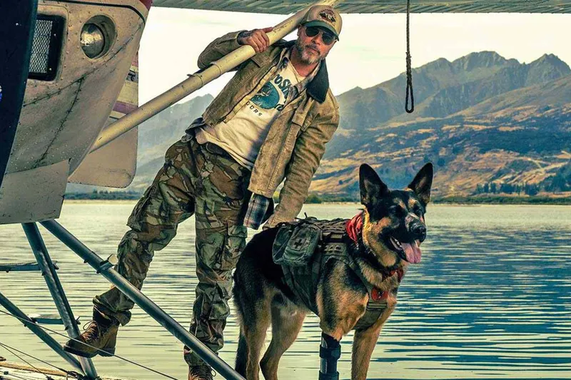 'En el corazón de la bestia' lo apuesta todo a un perrete monísimo que acompaña a Brad Pitt en una aventura tan espectacular como fallida