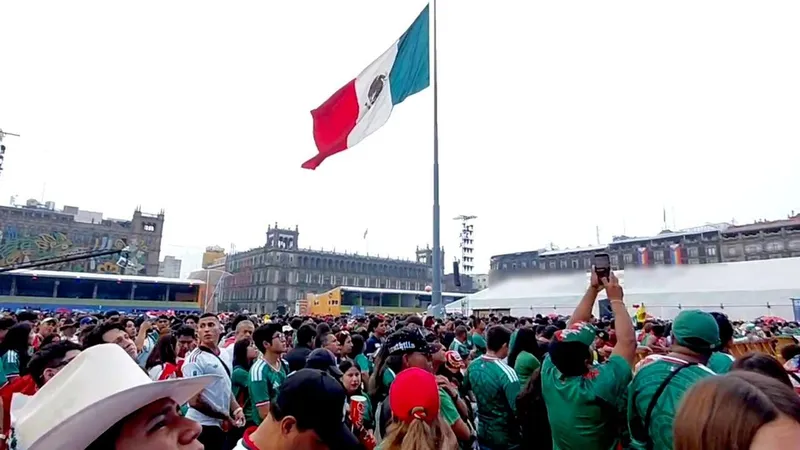 El Zócalo de la capital mexicana luce lleno a pocas horas del encuentro contra Inglaterra