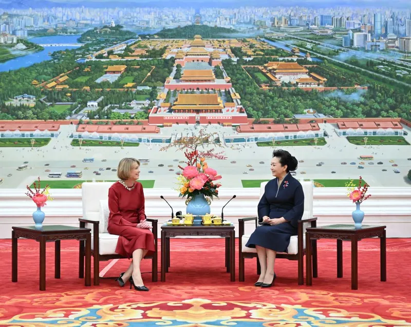 Peng Liyuan charla tomando el té con esposa de presidente alemán