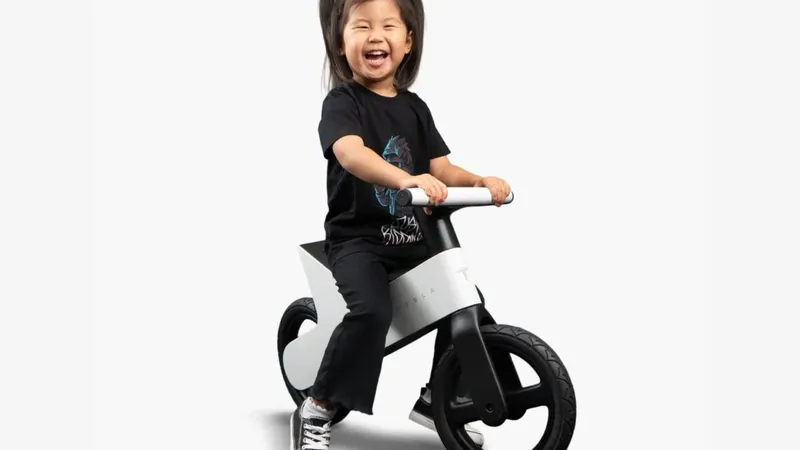 Tesla lanza una bicicleta para niños de USD 225: no tiene motor ni pedales y su primera partida voló