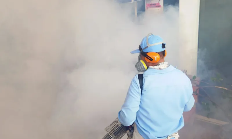 Brigadas de salud combaten el dengue en el barrio Martha Quezada