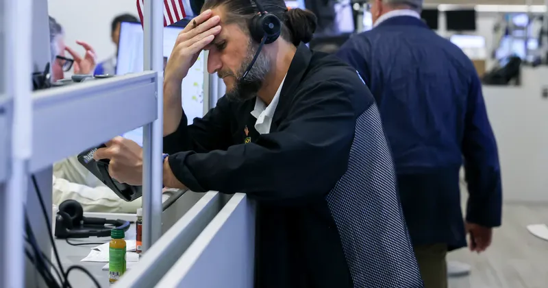 S&P 500 cae, los bonos se desploman y el dólar repunta tras dato de inflación en EE.UU.