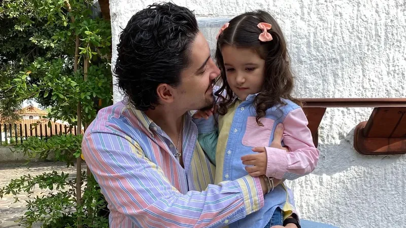 Alex Fernández revela que su hija Mía quiere seguir sus pasos en la música: ‘Y ganar muchos billetes’