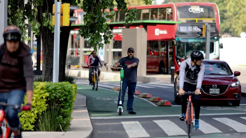 Problemas estructurales de movilidad en Ciudad de México opacan alternativas de transporte, asegura experta