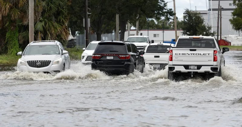 Huracán Isaías trae lluvia, viento y deja a miles de personas sin electricidad