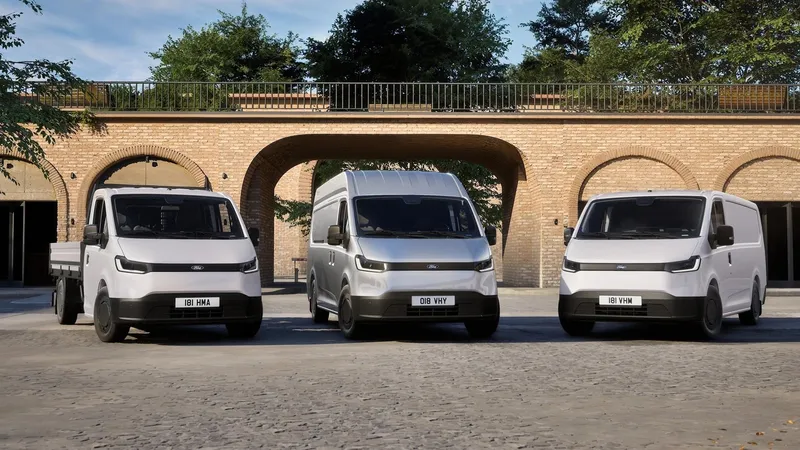 Desde 26.400€ (sin trucos) y 381 km de autonomía: Ford ya admite pedidos de su furgoneta eléctrica de logística urbana