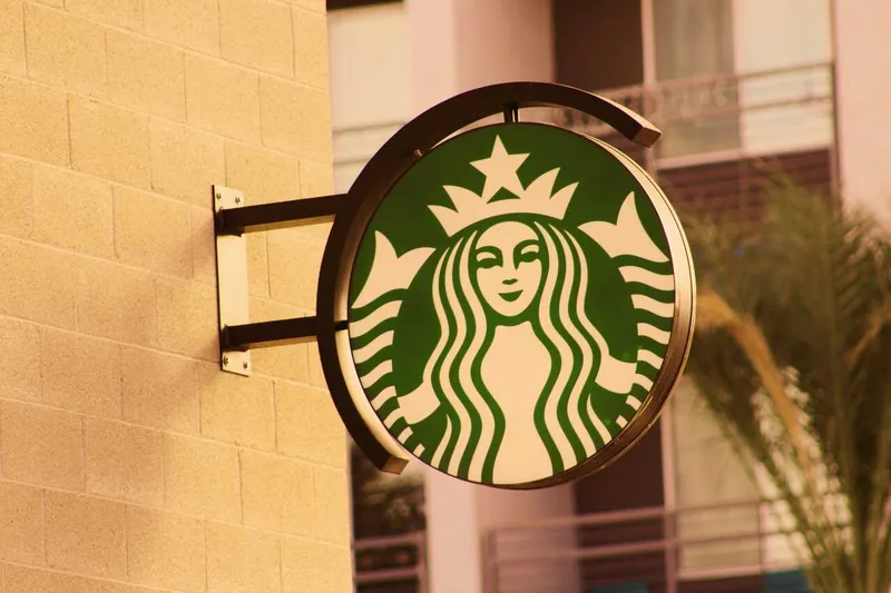 Starbucks se desploma en Bolsa tras perder un 4% de ingresos
