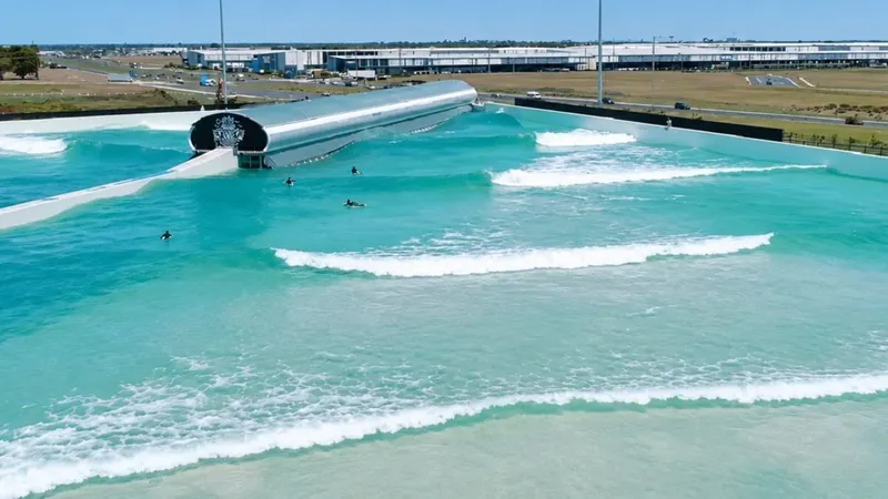 Una playa sin mar en Madrid: así será la gigantesca piscina de olas junto al Metropolitano