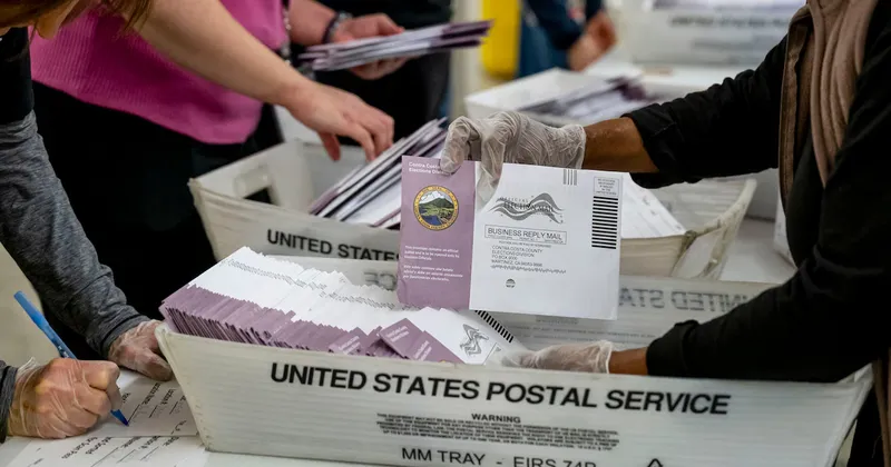 Corte Suprema de EE.UU. le da la razón a Trump, por ahora, sobre restricciones al voto por correo