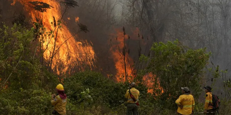 Bolivia declara desastre en San Lorenzo por incendios forestales fuera de control