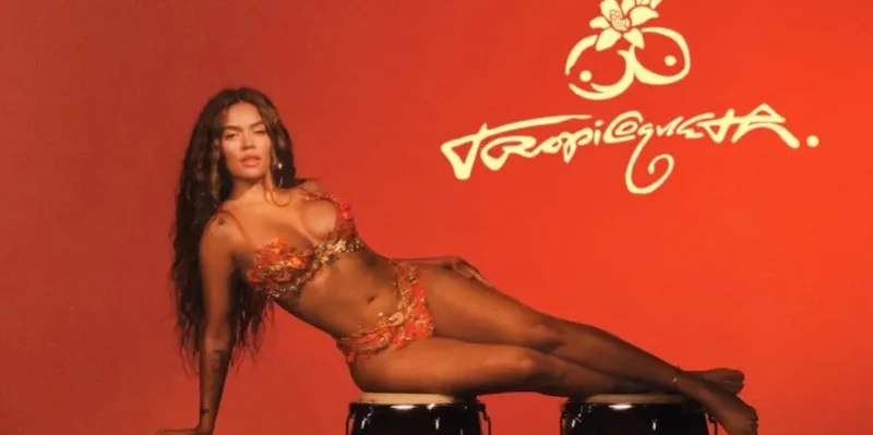 Karol G celebra un año de “Tropicoqueta” con una espectacular sesión en bikini