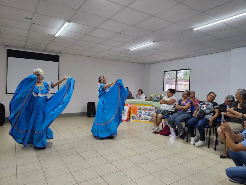 Adultos mayores celebran su día entre música y recuerdos