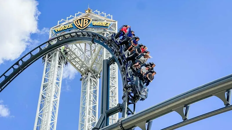 Parque Warner rompe su silencio semanas después del incidente de Batman Gotham City Escape: «Se prevé que para esa fecha podamos tenerla abierta»