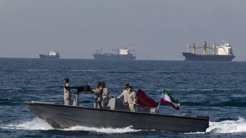 AUDIO: Así advierte Irán a los buques que intentan cruzar el estrecho de Ormuz