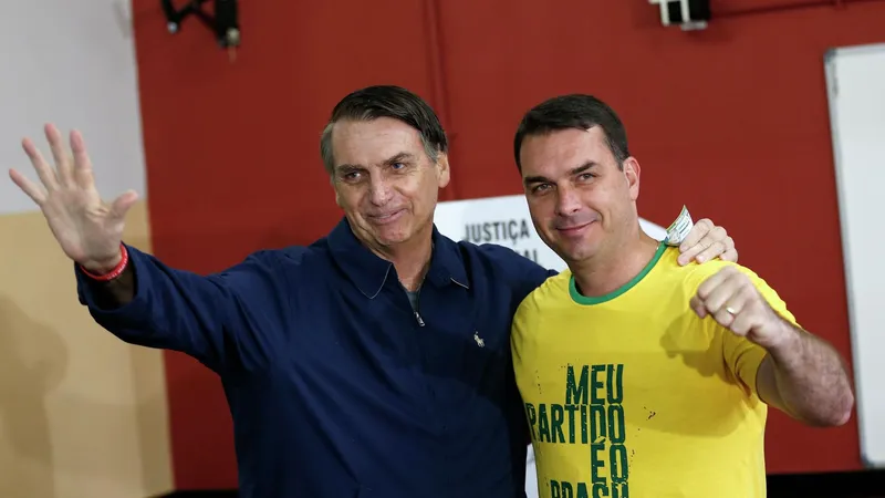 Flavio Bolsonaro quiere que su padre le coloque la banda presidencial en caso de triunfar en las elecciones