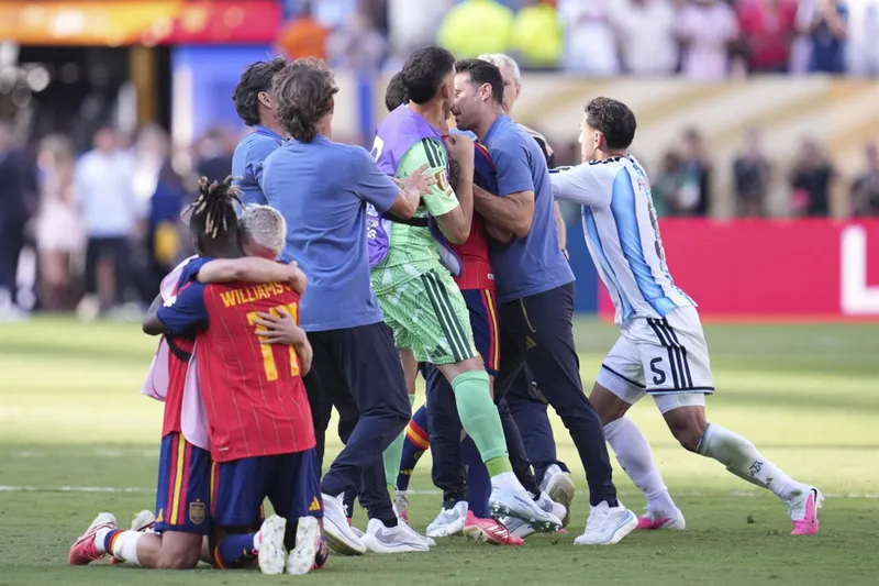 La FIFA castiga a Argentina: diez partidos a Paredes y multa de 321.000 dólares